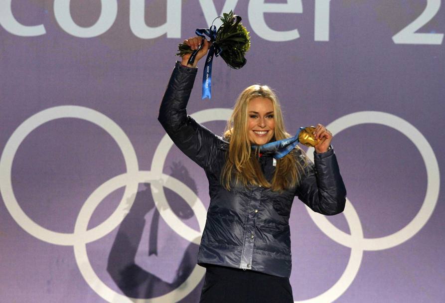 Donna d’oro. La Vonn esultante sul podio olimpico di Vancouver, L’oro in discesa  suo; tre giorni dopo prender il bronzo in SuperG (Ap)
